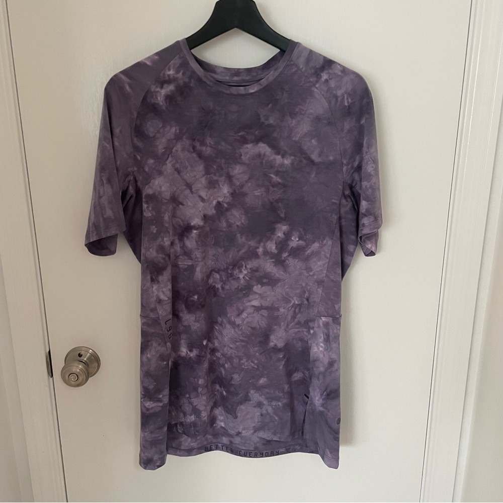 Lululemon t-shirt in excellent condition. Only worn a few times.